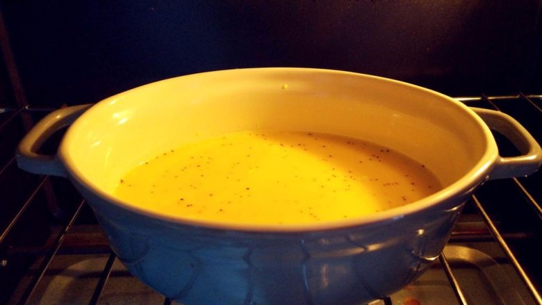 烤吐司布丁,倒入焗碗中，入预热好的烤箱中层，上下火180度烤5分钟左右，差不多5分熟的样子，取出