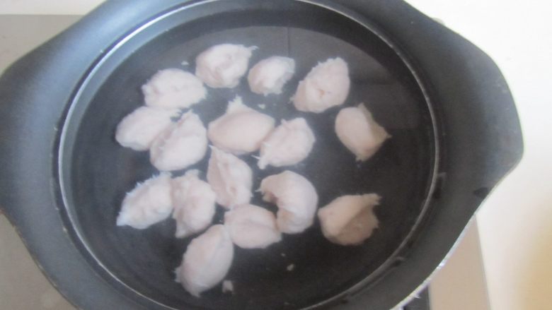 丝瓜鱼丸汤,锅中放入适量的水，水温热时挤好鱼丸放入里面煮；