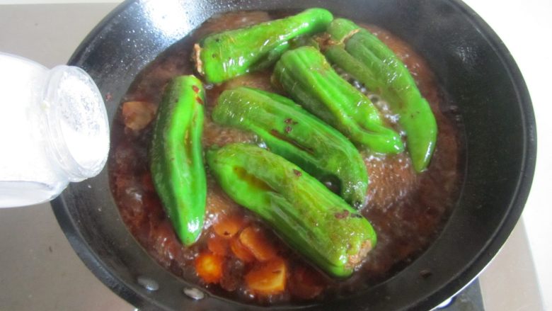 青椒酿肉,大火收汁， 加入适量的盐调味；