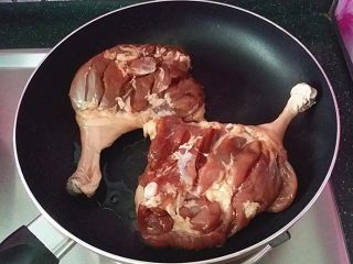 照烧酱鸭腿,不粘锅烧热后刷层簿油，将腌好的鸭腿皮面朝下
