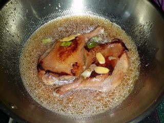 照烧酱鸭腿,另起锅放入煎好的鸭腿、葱姜、1袋照烧酱和适量温水