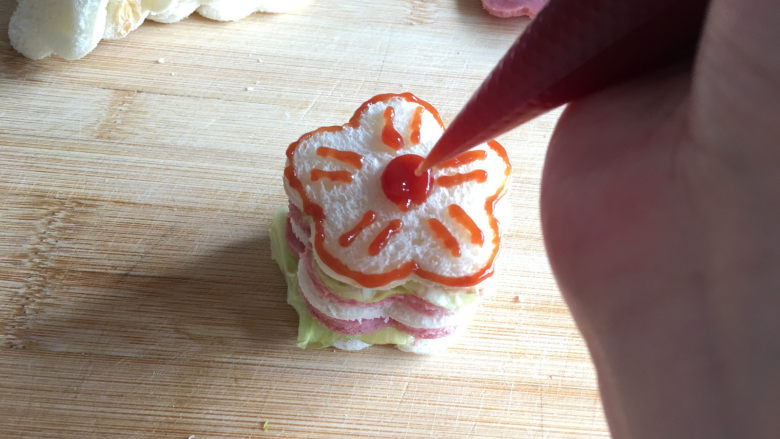 花朵三明治,用提前准备的番茄酱在花朵土司表面画上花朵。