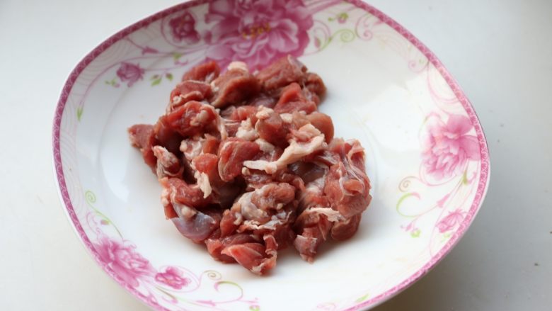 烤羊肉串,<a style='color:red;display:inline-block;' href='/shicai/ 329'>羊肉</a>切薄片，会比较容易入味。