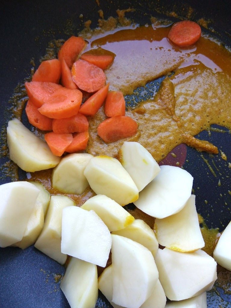 咖喱土豆牛腩,加入土豆块和胡萝卜，翻炒几下。