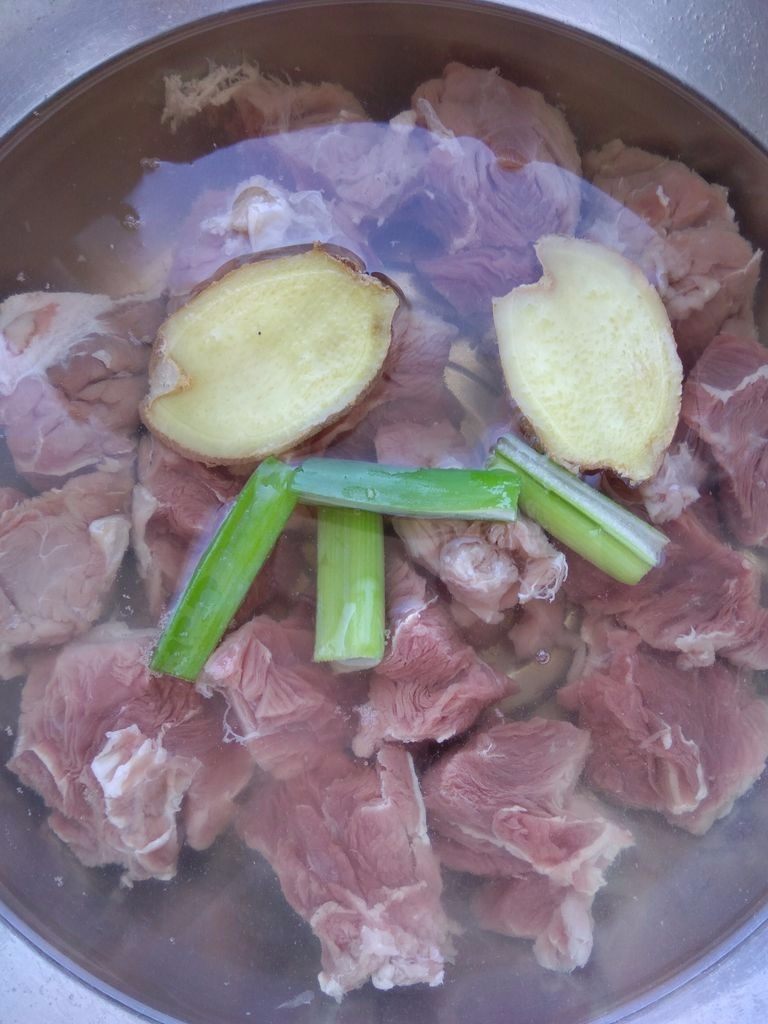 咖喱土豆牛腩,牛腩放入加了葱姜的冷水中，煮沸后焯水，冲去浮沫。