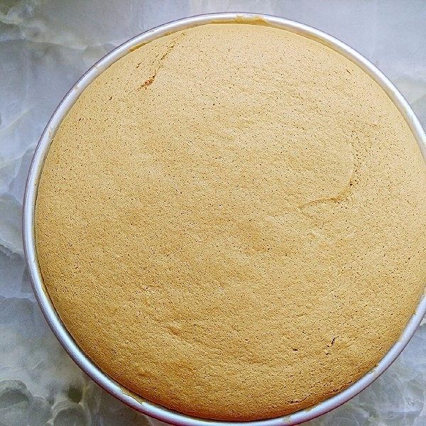 喜羊羊新手裱花蛋糕,按照八寸戚风蛋糕的方法，用量减半，做成六寸戚风蛋糕。