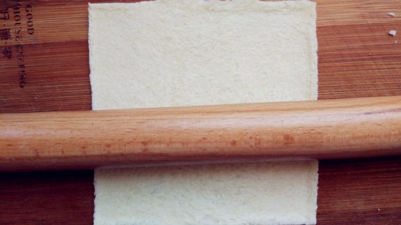快手棒棒糖三明治,用擀面杖稍微擀扁，这样卷的时候不会裂和断