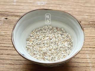 腐竹白果薏米糖水,薏米在清洗后浸泡1小时。