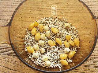 腐竹白果薏米糖水,锅中放入薏米，莲子和白果；