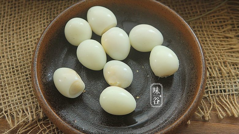 腐竹白果薏米糖水,捞出来后去壳备用。