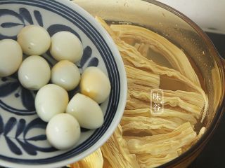 腐竹白果薏米糖水,放入鹌鹑蛋和冰糖，继续煮10分钟即可。