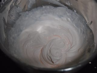 巧克力淋面蛋糕,取160克的淡奶油加入16克细砂糖打发至出现清晰纹理