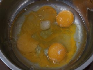 马斯卡彭芝士草莓卷,3.蛋黄中加入糖 油水搅拌至乳化
