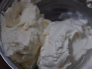 马斯卡彭芝士草莓卷,9.将淡奶油和马斯卡彭分别加糖打发    
混合均匀后抹在蛋糕表面卷起即可