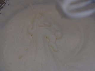 抹茶酸奶慕斯,5.淡奶油加糖打发至6分发

