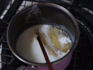 抹茶酸奶慕斯,10.将酸奶取出60克放入泡软的吉利丁加热融化
