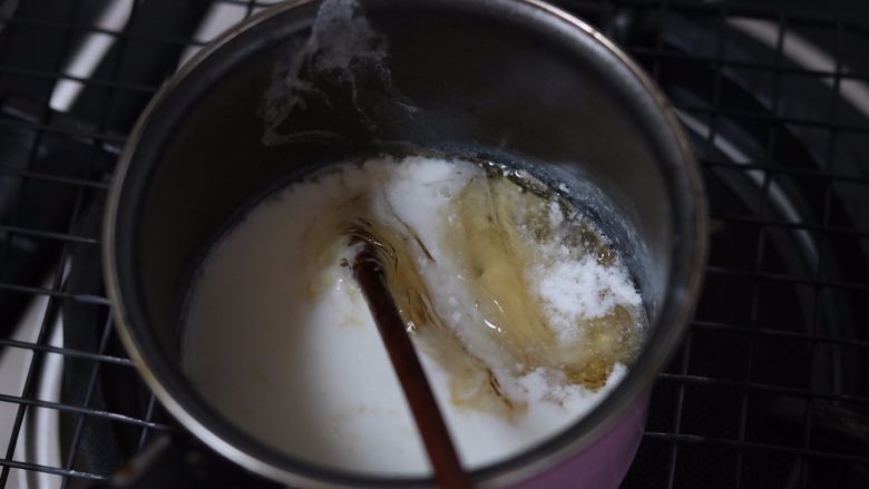 抹茶酸奶慕斯,10.将酸奶取出60克放入泡软的吉利丁加热融化
