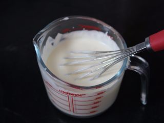 抹茶酸奶慕斯,11.室温放凉加入剩下的酸奶，倒入淡奶油中