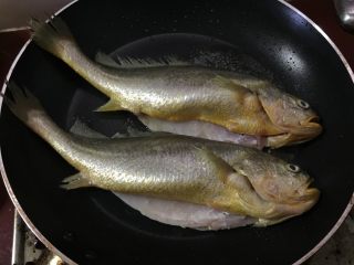 红烧黄花鱼,放入清洗干净的黄花鱼，大火油煎10分钟至金黄