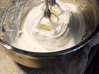 法式甜点——意式马卡龙Macaron,随着糖浆的加入和持续高速打发，蛋白会开始变得更加粘稠有光泽