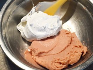 法式甜点——意式马卡龙Macaron,取1/3的蛋白霜加入到混合好的C中，拌匀。这一步骤不用担心消泡，拌匀就行~