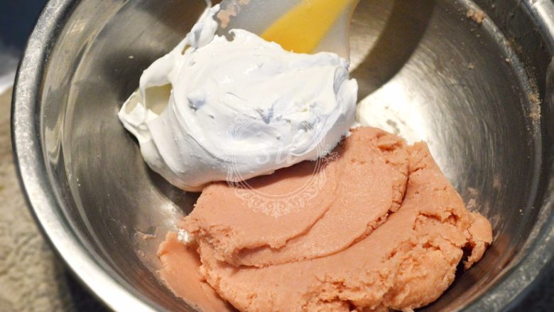 法式甜点——意式马卡龙Macaron,取1/3的蛋白霜加入到混合好的C中，拌匀。这一步骤不用担心消泡，拌匀就行~