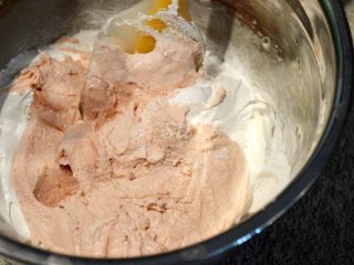 法式甜点——意式马卡龙Macaron,将拌匀的 【步骤13】 全部加入到剩余蛋白霜中，混合拌匀至马卡龙面糊可以连贯下落