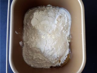 蜂蜜紫薯面包,将除紫薯泥外的所有材料都放入面包机内胆，盐和酵母分别放在两端； 