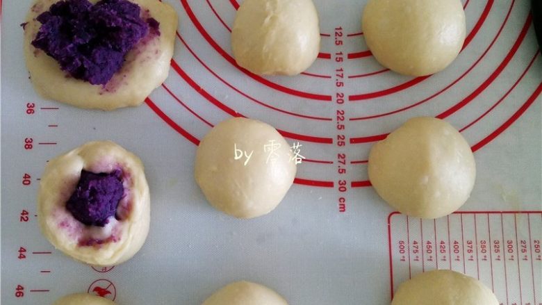 蜂蜜紫薯面包,每个面团包上紫薯泥，滚圆；