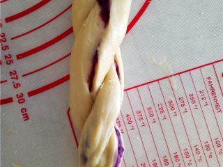 蜂蜜紫薯面包,将两股面团扭成麻花状；其他面团也做成如此的麻花状；