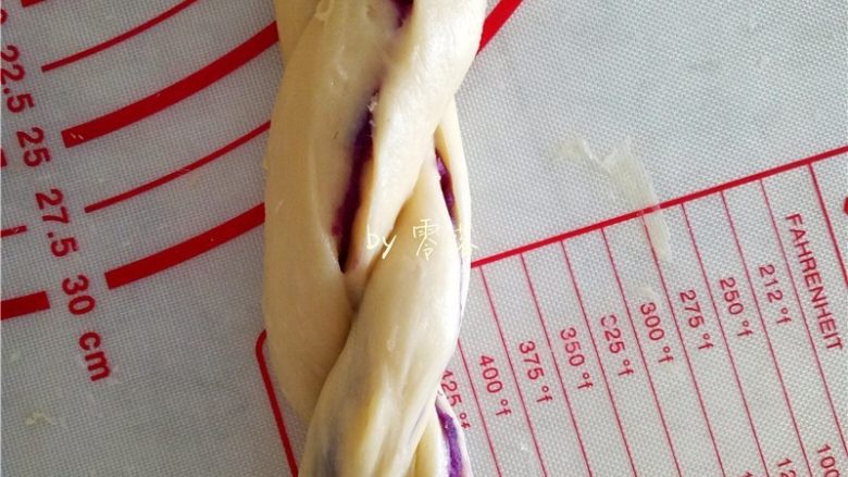 蜂蜜紫薯面包,将两股面团扭成麻花状；其他面团也做成如此的麻花状；