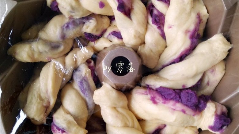 蜂蜜紫薯面包,底下9条麻花面团，上层也放9条麻花面团；覆盖上保鲜膜；