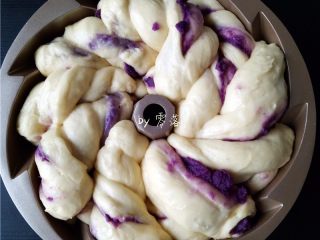 蜂蜜紫薯面包,面团发酵至两倍大后，可停止发酵；