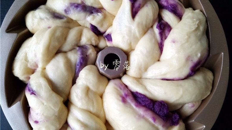 蜂蜜紫薯面包,面团发酵至两倍大后，可停止发酵；