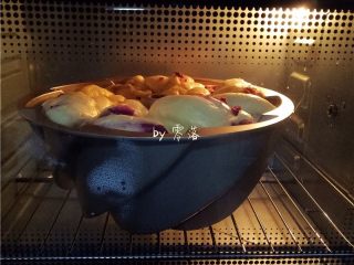 蜂蜜紫薯面包,再将模具放入烤箱下层，烤箱不用预热；将温度调至上下火150度，烘烤时间50分钟；面包顶部上色后，可覆盖锡纸；