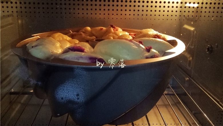 蜂蜜紫薯面包,再将模具放入烤箱下层，烤箱不用预热；将温度调至上下火150度，烘烤时间50分钟；面包顶部上色后，可覆盖锡纸；