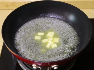 冰镇绿豆糕,平底不粘锅中放入黄油加热融化