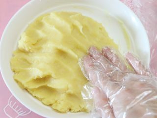 冰镇绿豆糕,放凉的绿豆泥表面会有点干，可戴上一次性手套将其揉匀
