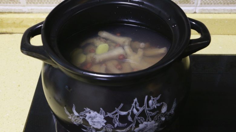 红枣花生凤爪汤,水量自己掌握，也不要太过于多，正常煲汤的水量即可
