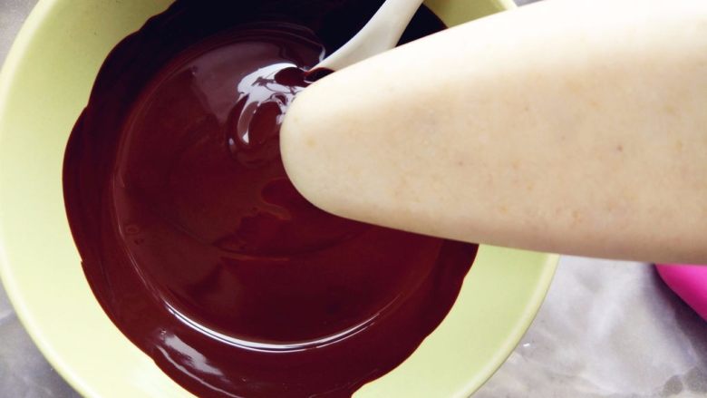 麦片巧克力脆皮雪糕,黑巧克力用微波炉融化，稍晾凉到缓缓流动的状态，提着雪糕在巧克力中迅速蘸一下
