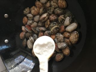 辣炒花蛤：让舌头欲罢不能的美味儿,加入半茶匙的盐