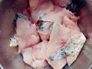 家常酸菜鱼,将鱼肉贴骨片成0.5厘米左右的鱼片