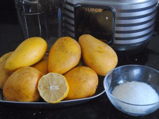 芒果酱,准备好食材，芒果选择完全成熟的，这样果泥会很细软