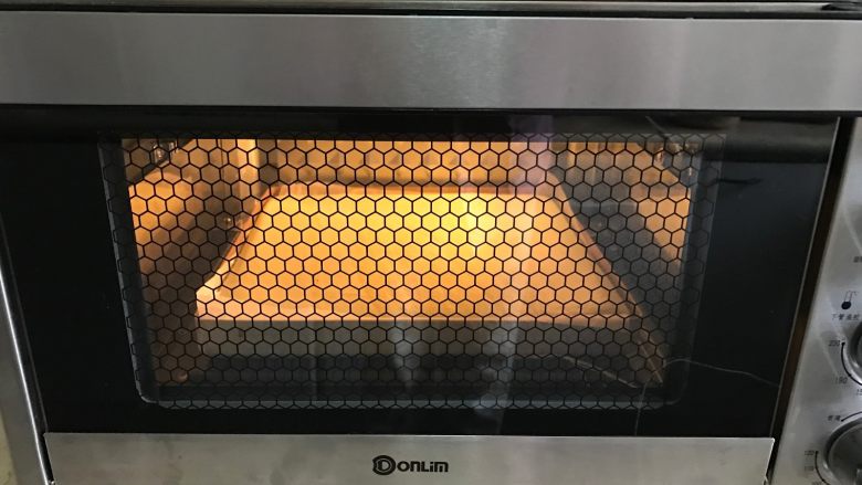 樱花草莓慕斯,放入东菱烤立方电烤箱中，上管150度下管145度，烘烤20分钟左右。（时间和温度请根据自己烤箱实际情况来调节）