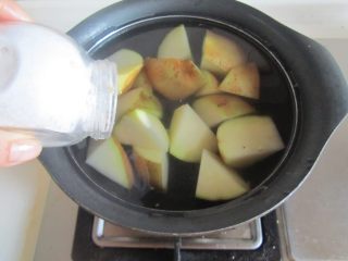 焦香土豆丸,将土豆切成小块加入少许盐放在锅中煮熟；