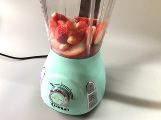 樱花草莓慕斯,草莓用果汁机打成汁。