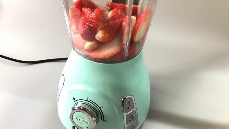 樱花草莓慕斯,草莓用果汁机打成汁。