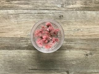 樱花草莓慕斯,盐渍樱花用温水泡开。