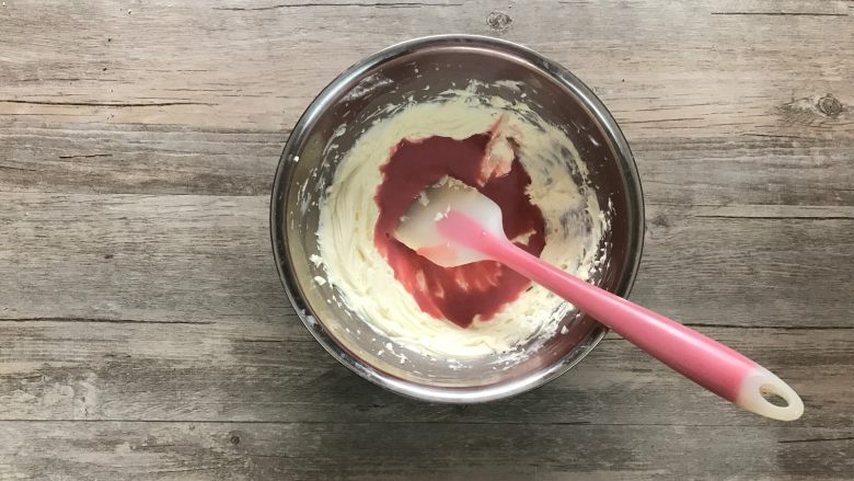 樱花草莓慕斯,将草莓果汁加入奶油奶酪中。