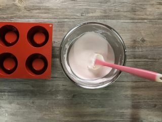 樱花草莓慕斯,再倒入牛奶吉利丁液，混合均匀。